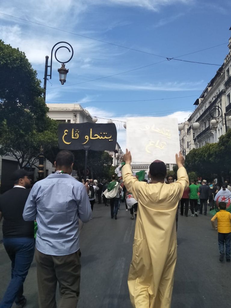 مظاهرات الجمعة الـ 13 في الجزائر الأمن الجزائري يبعد المتظاهرين للمرة الأولى من ساحة البريد المركزي