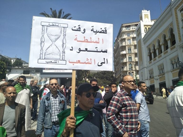 مظاهرات الجمعة الـ 13 في الجزائر الأمن الجزائري يبعد المتظاهرين للمرة الأولى من ساحة البريد المركزي