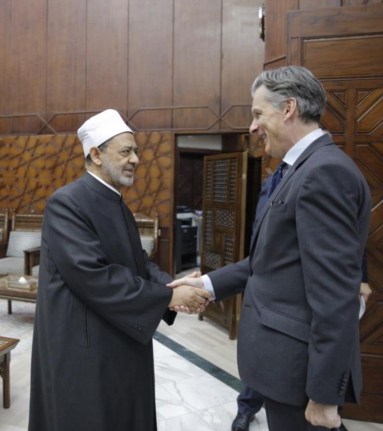 شيخ الأزهر مع السفير البريطاني خلال اللقاء