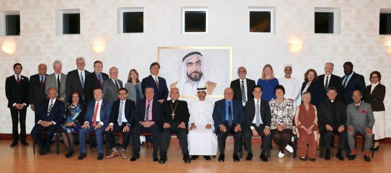 المدعوون على مائدة الإفطار