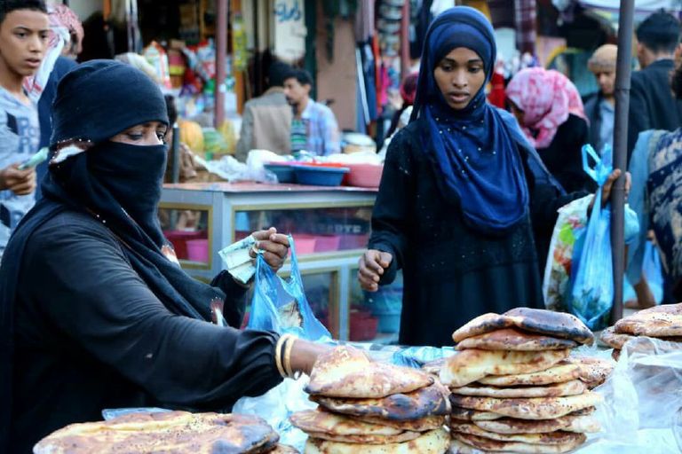 يمنيات حرمهن الحوثيون رواتبهن فلجأن للعمل بمهن جديدة