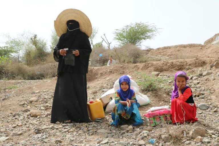 يمنيات حرمهن الحوثيون رواتبهن فلجأن للعمل بمهن جديدة