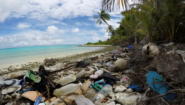 أطنان من المخلّفات البلاستيكية ترسو على شواطئ أرخبيل كوكوس