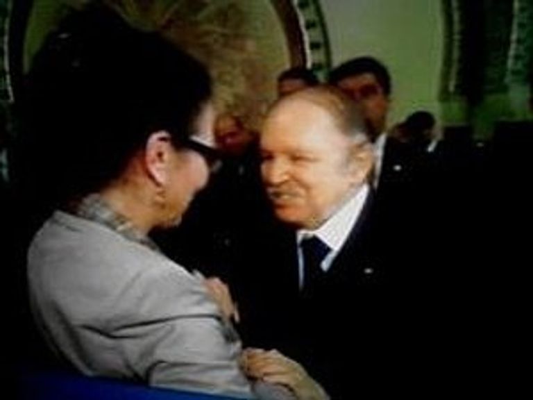 لويزة حنون رئيسة العمال الجزائري مع الرئيس الجزائري السابق - أرشيفية