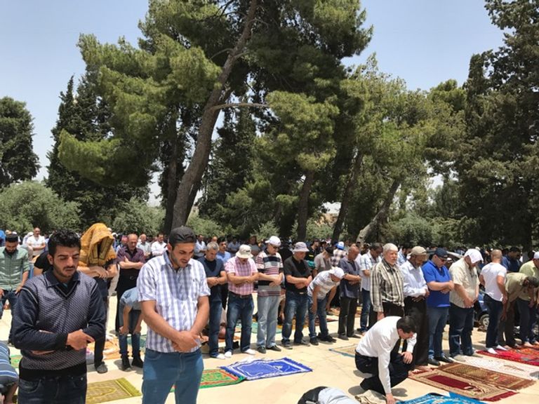 آلاف المصلين في المسجد الأقصى