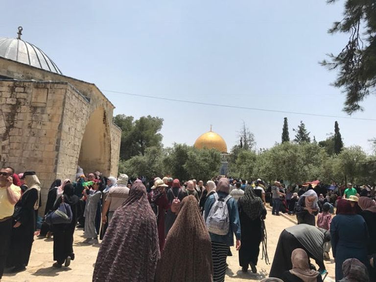 آلاف المصلين في المسجد الأقصى