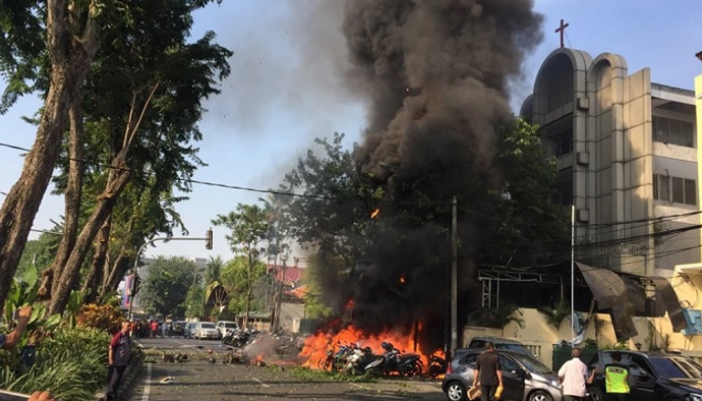جانب من تفجيرات انتحارية على كنائس في إندونيسيا العام الماضي