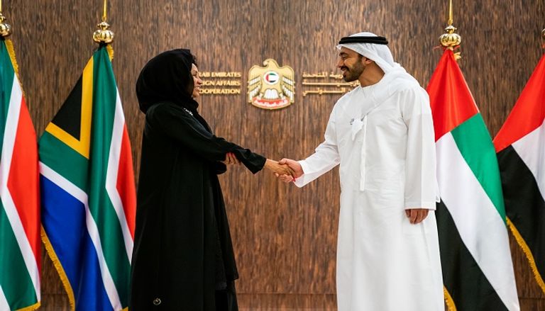 الشيخ عبدالله بن زايد آل نهيان خلال لقاء وزيرة خارجية جنوب أفريقيا