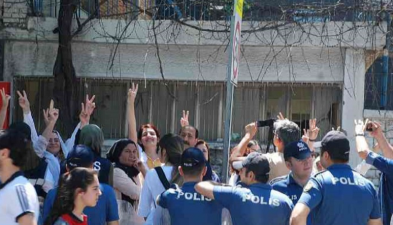أمهات المعتقلين الأكراد يلوحون بعلامة النصر وسط انتشار للشرطة التركية