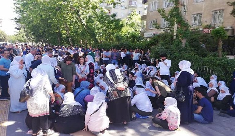 أمهات المعتقلين الأكراد يلوحون بعلامة النصر وسط انتشار للشرطة التركية