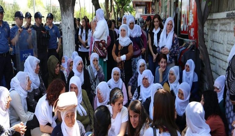 أمهات المعتقلين الأكراد يلوحون بعلامة النصر وسط انتشار للشرطة التركية