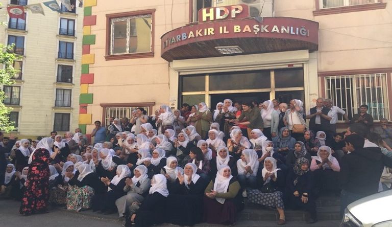 أمهات المعتقلين الأكراد يلوحون بعلامة النصر وسط انتشار للشرطة التركية