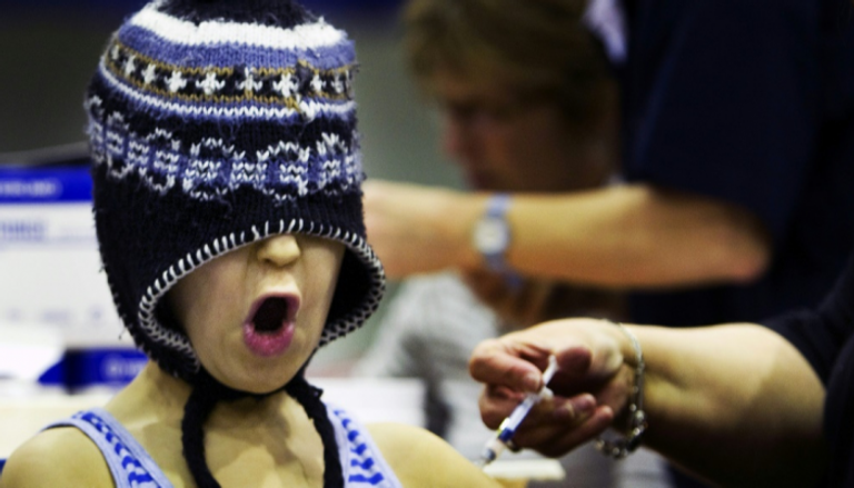 طفل يتلقى تطعيما ضد الحصبة