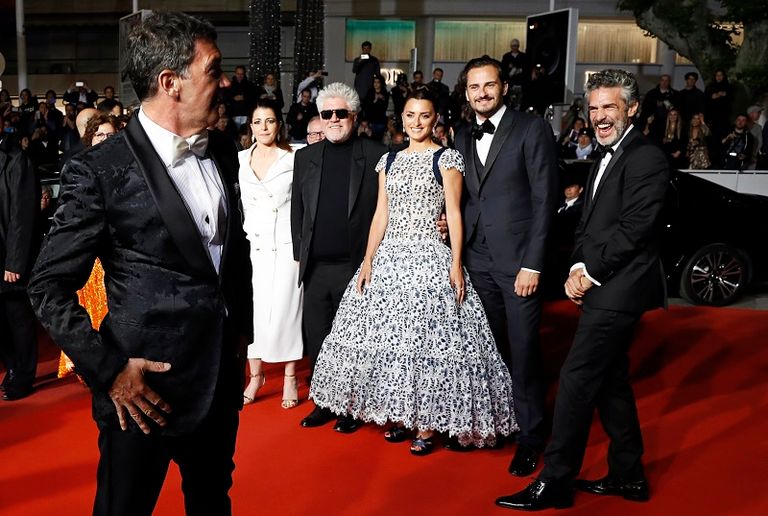 بينيلوبي كروز تتوسط أنطونيو بانديراس وبيدرو ألمودوبار