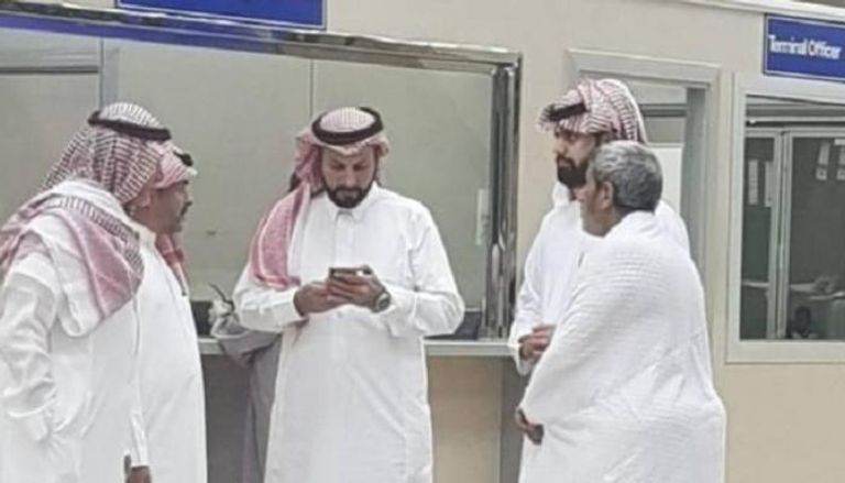 قطريون بمطار الملك عبدالعزيز بعد وصولهم لأداء مناسك العمرة