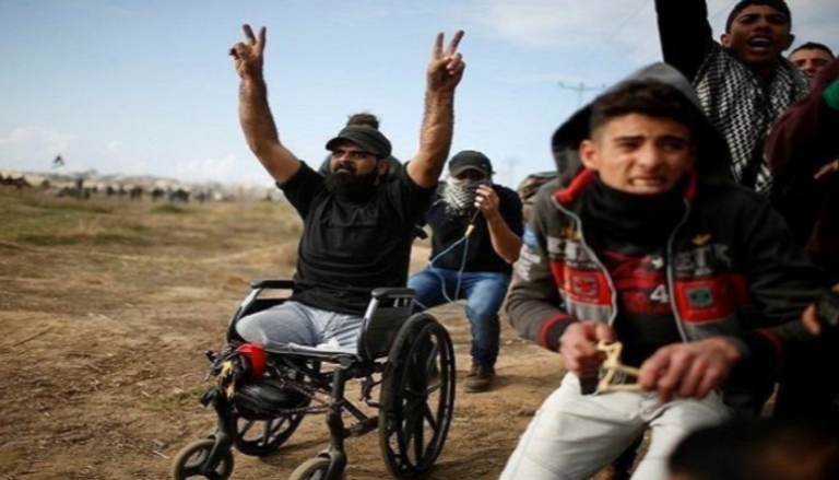 الشهيد الفلسطيني إبراهيم أبوثريا خلال مشاركته في مظاهرة