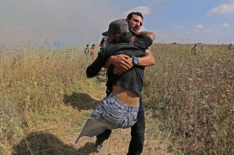 شاب فلسطيني يحمل أبوثريا