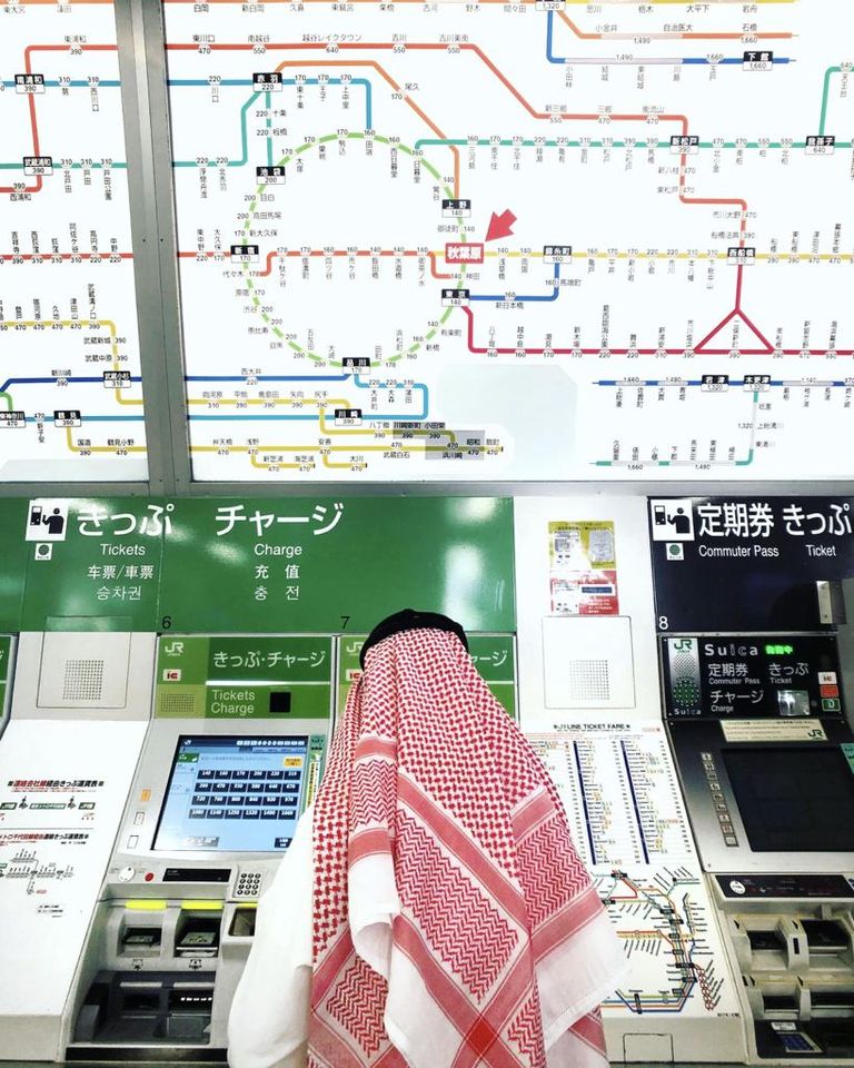 3 إماراتيات تبدع فرشاتهن قيما إنسانية ومحبة