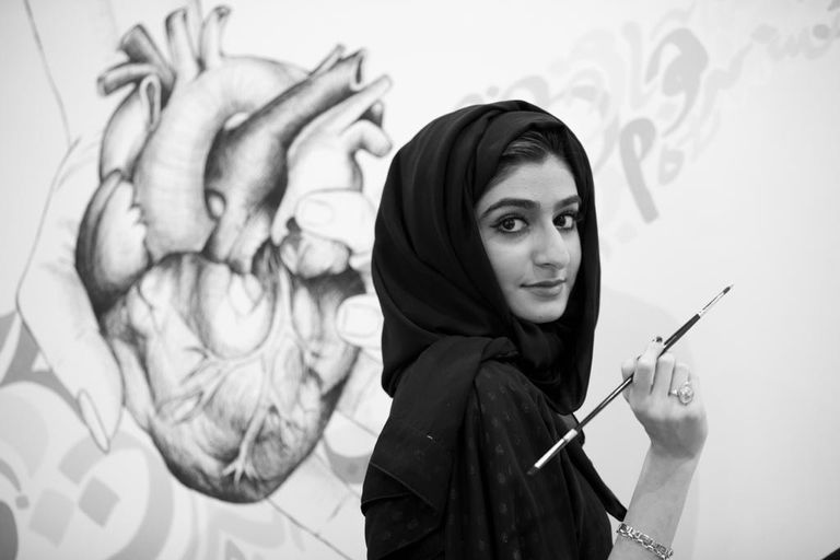 3 إماراتيات تبدع فرشاتهن قيما إنسانية ومحبة