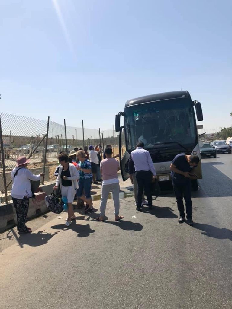 موقع الانفجار بالقرب من سور المتحف المصري الكبير