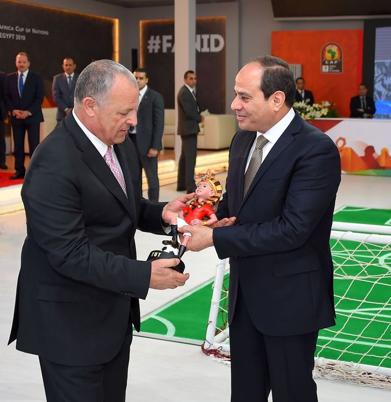 الرئيس المصري عبدالفتاح السيسي مع هاني أبو ريدة رئيس الاتحاد المصري لكرة القدم الرئيس المصري عبدالفتاح السيسي