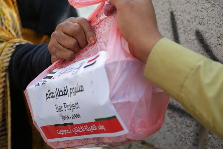 الإمارات توزع 80 ألف وجبة إفطار صائم في المحافظات اليمنية المحررة