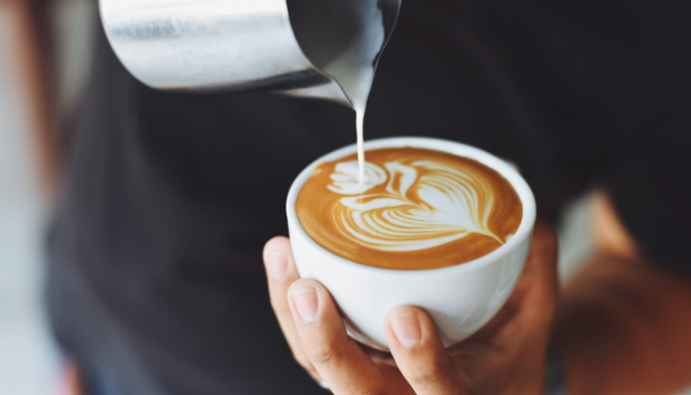 شرب ٦ أكواب قهوة فأكثر يزيد خطر الإصابة بمرض القلب
