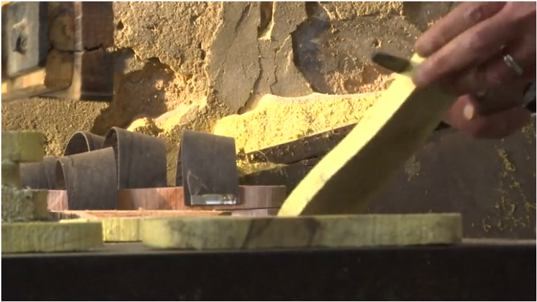 القبقاب التقليدي يحاول استعادة مكانته رغم البدائل الحديثة في مصر