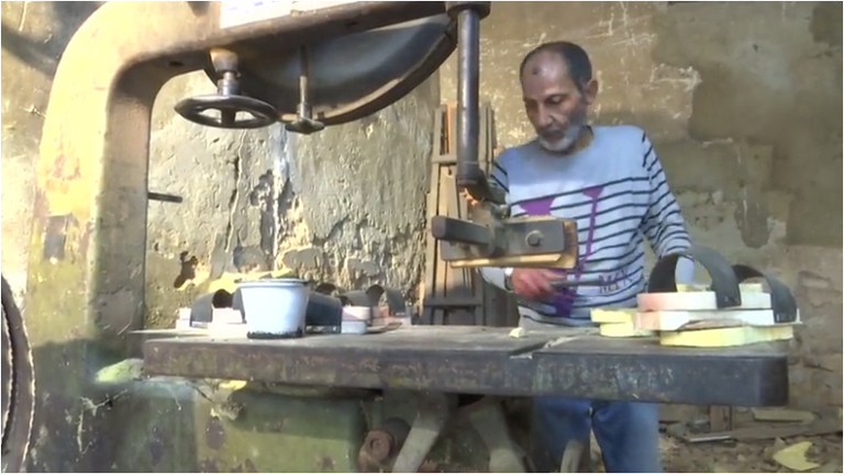 القبقاب التقليدي يحاول استعادة مكانته رغم البدائل الحديثة في مصر