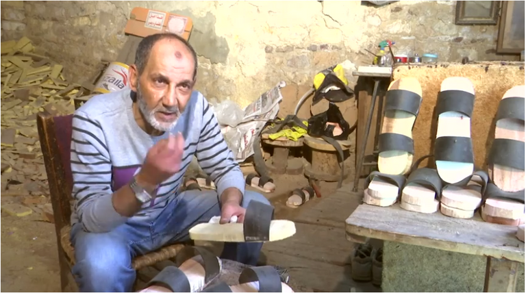 القبقاب التقليدي يحاول استعادة مكانته رغم البدائل الحديثة في مصر