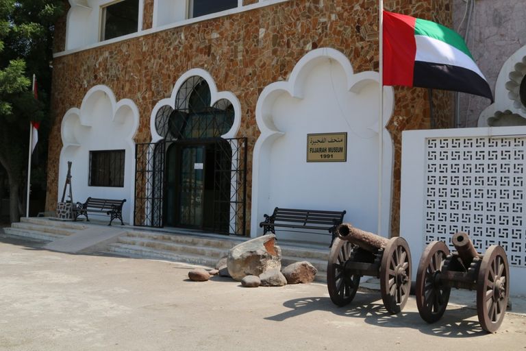 متحف اللوفر أبوظبي يشتهر بقبته المعروفة باسم "شعاع النور"