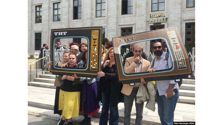 موظفون بالتلفزيون التركي يتظاهرون اعتراضا على تصفيتهم