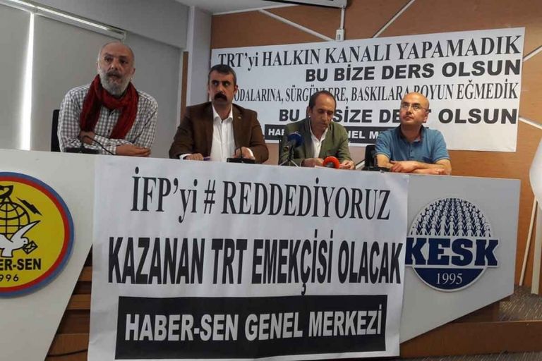 موظفون بالتلفزيون التركي يتظاهرون اعتراضا على تصفيتهم