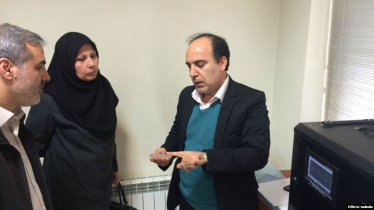 الأكاديمي الإيراني مسعود سليماني مسعود سليماني الأكاديمي الإيراني أقصى يمين الصورة