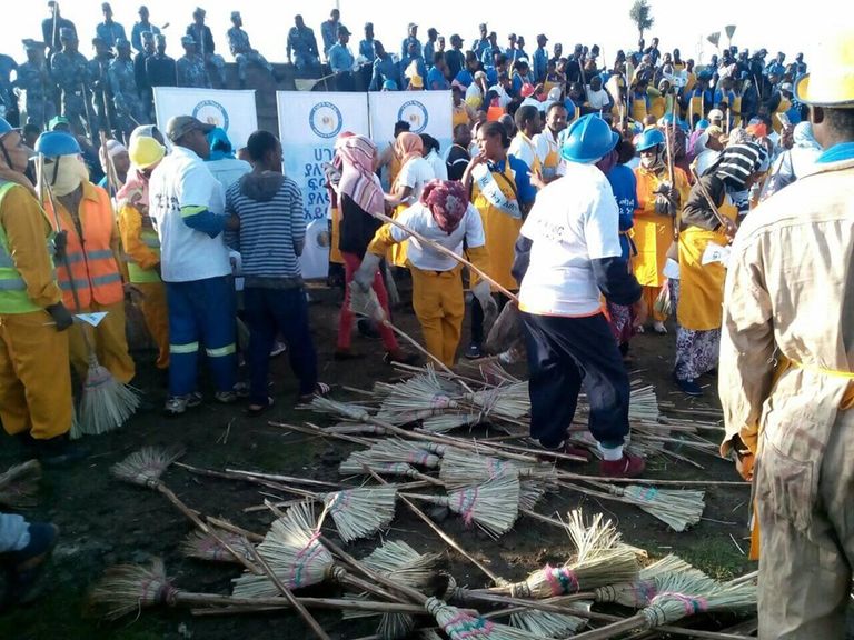 إثيوبيا تطلق حملة لنظافة الشوارع.. وآبي أحمد أول المشاركين