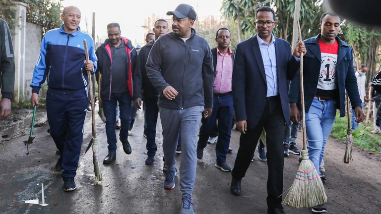 إثيوبيا تطلق حملة لنظافة الشوارع.. وآبي أحمد أول المشاركين