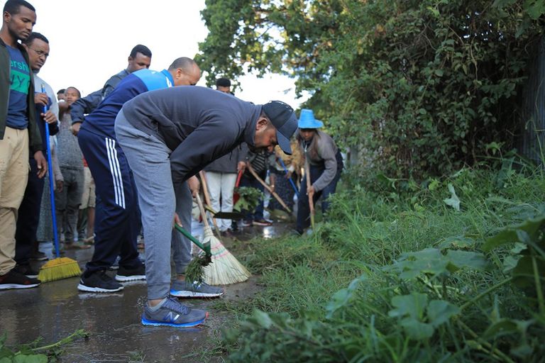 إثيوبيا تطلق حملة لنظافة الشوارع.. وآبي أحمد أول المشاركين