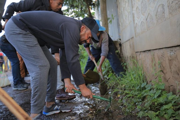 إثيوبيا تطلق حملة لنظافة الشوارع.. وآبي أحمد أول المشاركين