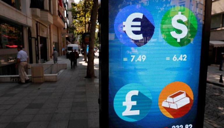لوحة إلكترونية تُظهر أسعار صرف العملات في إسطنبول - رويترز