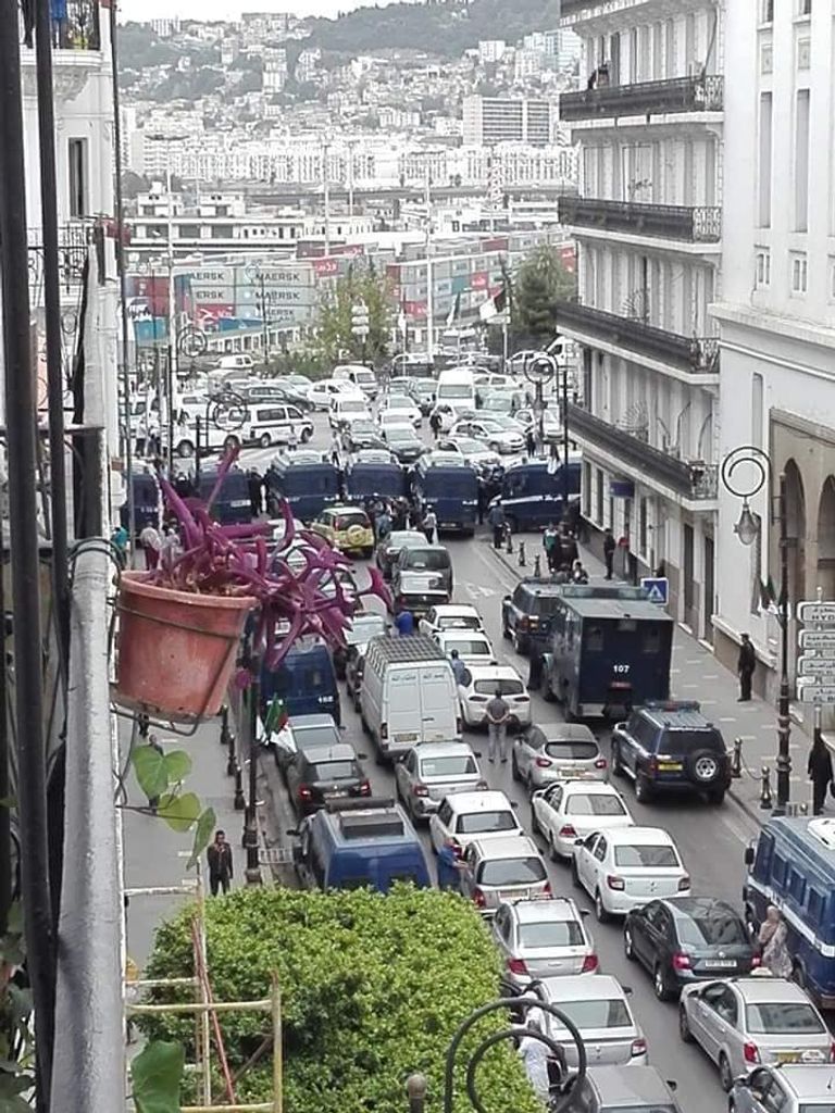 تعزيزات أمنية في الجزائر العاصمة الرئيس الجزائري المؤقت عبدالقادر بن صالح