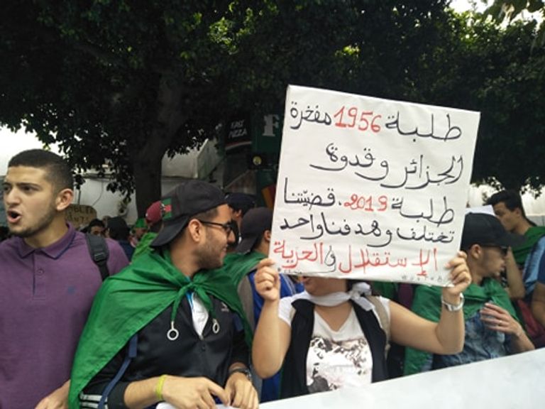طلبة جزائريون يطالبون بالتغيير الجذري الرئيس الجزائري المؤقت عبدالقادر بن صالح