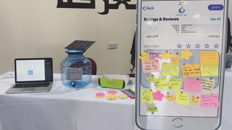 الطالبة عائشة سليمان خلال عرض مشروعها