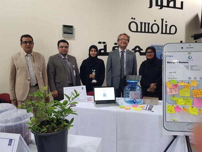 الطالبة عائشة سليمان خلال عرض مشروعها