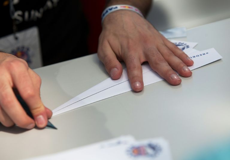 المتسابقون يخوضون تجاربا قبل إطلاق طائراتهم الورقية