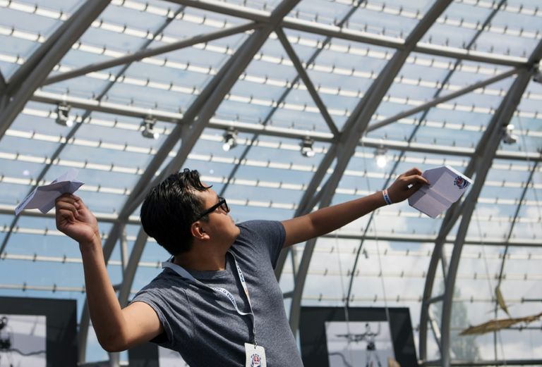 المتسابقون يخوضون تجاربا قبل إطلاق طائراتهم الورقية