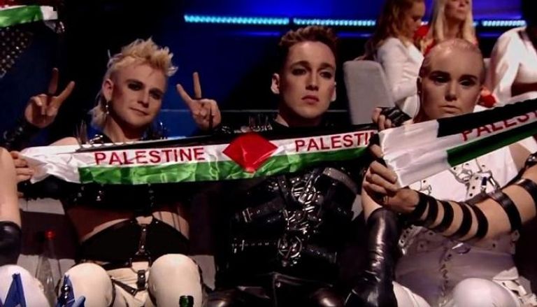 دعوات إسرائيلية لمعاقبة فرقة موسيقية أيسلندية رفعت علم فلسطين بتل أبيب