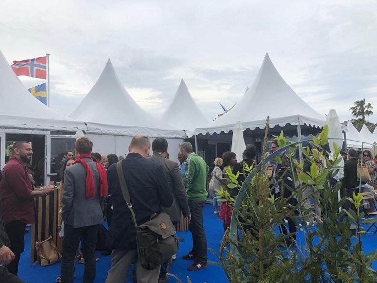 محمد قبلاوي وراسموس بريندستروب بعد توقيع الاتفاقية.