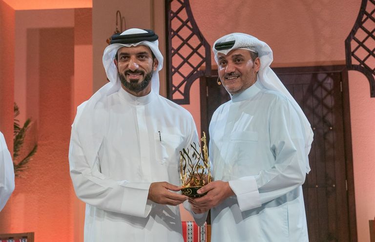 تكريم الفنان عبدالرحمن أبوزهرة على هامش الجلسة.