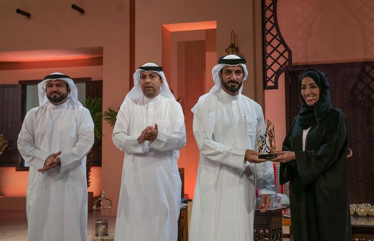 تكريم الفنان عبدالرحمن أبوزهرة على هامش الجلسة.