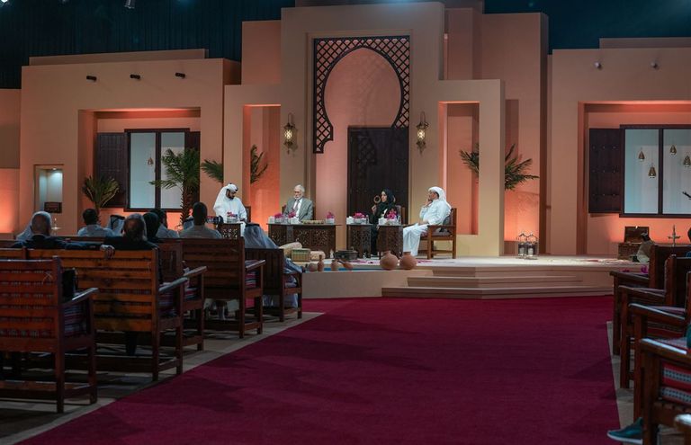 تكريم الفنان عبدالرحمن أبوزهرة على هامش الجلسة.